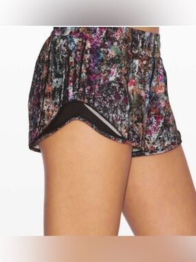 Lululemon Hotty Hot Shorts 2.5” VitalizeMD Multi/Black Colorway Women’s 2